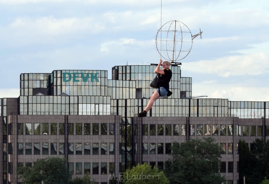 Koelner Seilbahn Gondel blieb haengen Koeln Linksrheinisch P620.JPG